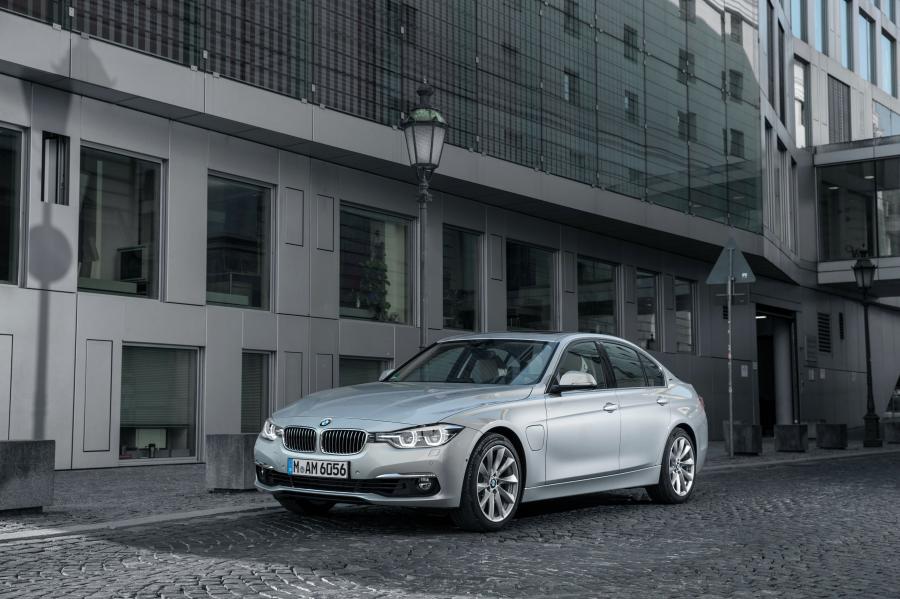 BMW 330e (F30) 2016 года  (WW) (фото 1 из 40)